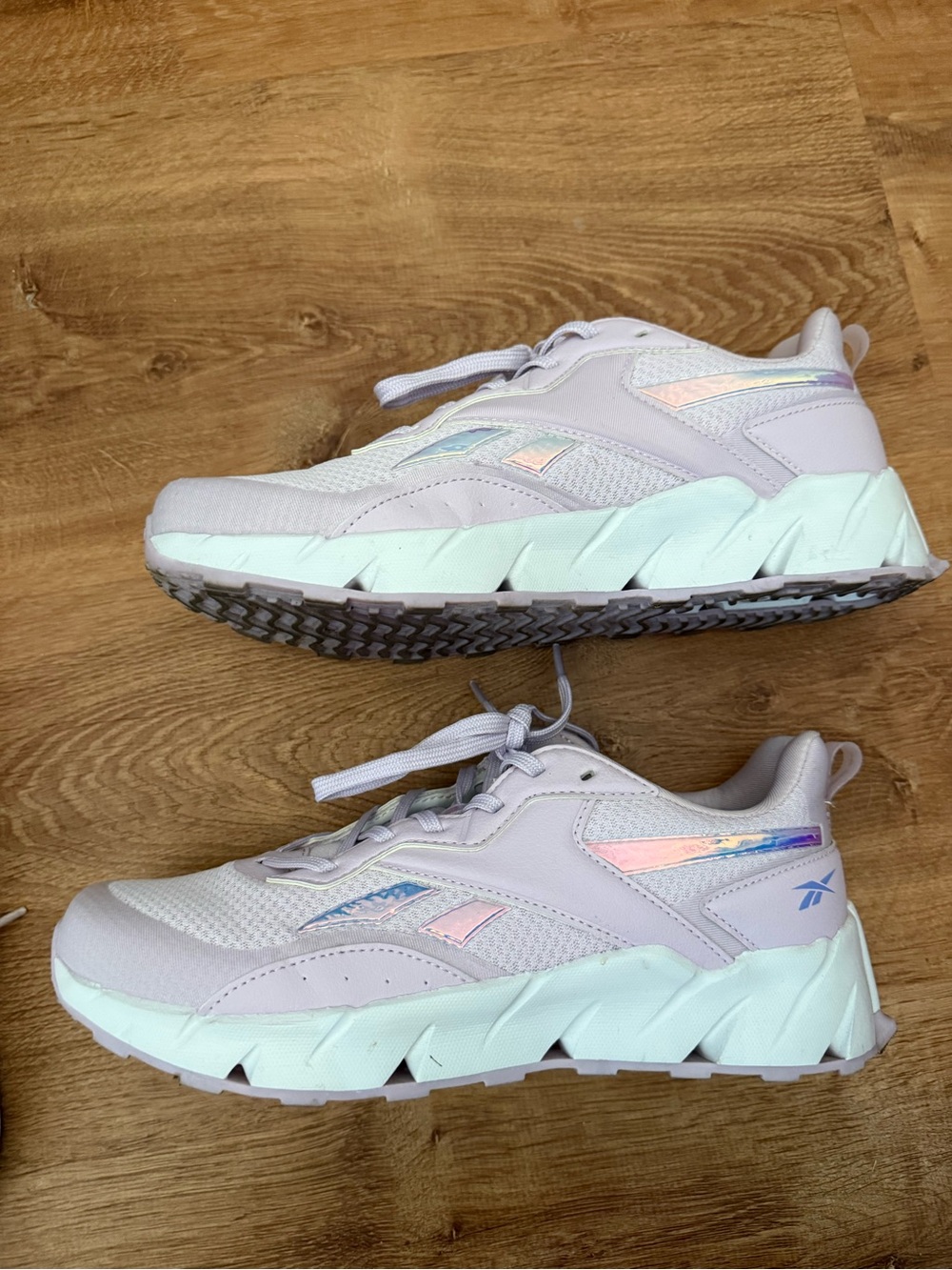 Reebok Womens Lilac & Iridescent Accent Sneakers 7